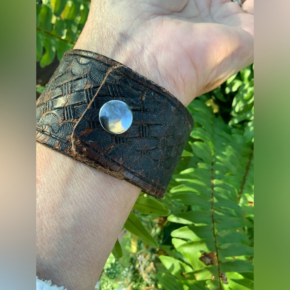 Leather cuff, St Michael,up to 7” wrist - Picture 5 of 9
